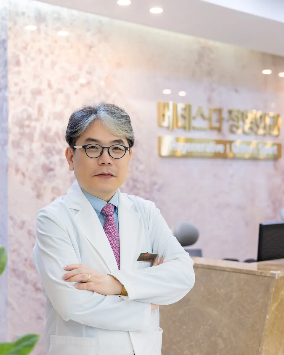 접수대 앞에 선 강동헌 대표원장